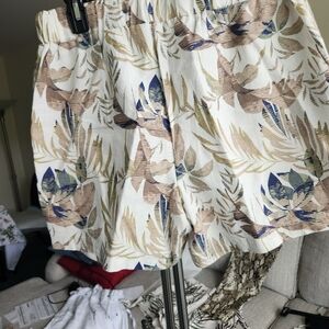 Women's Linen Cream floral print shorts. Size Small